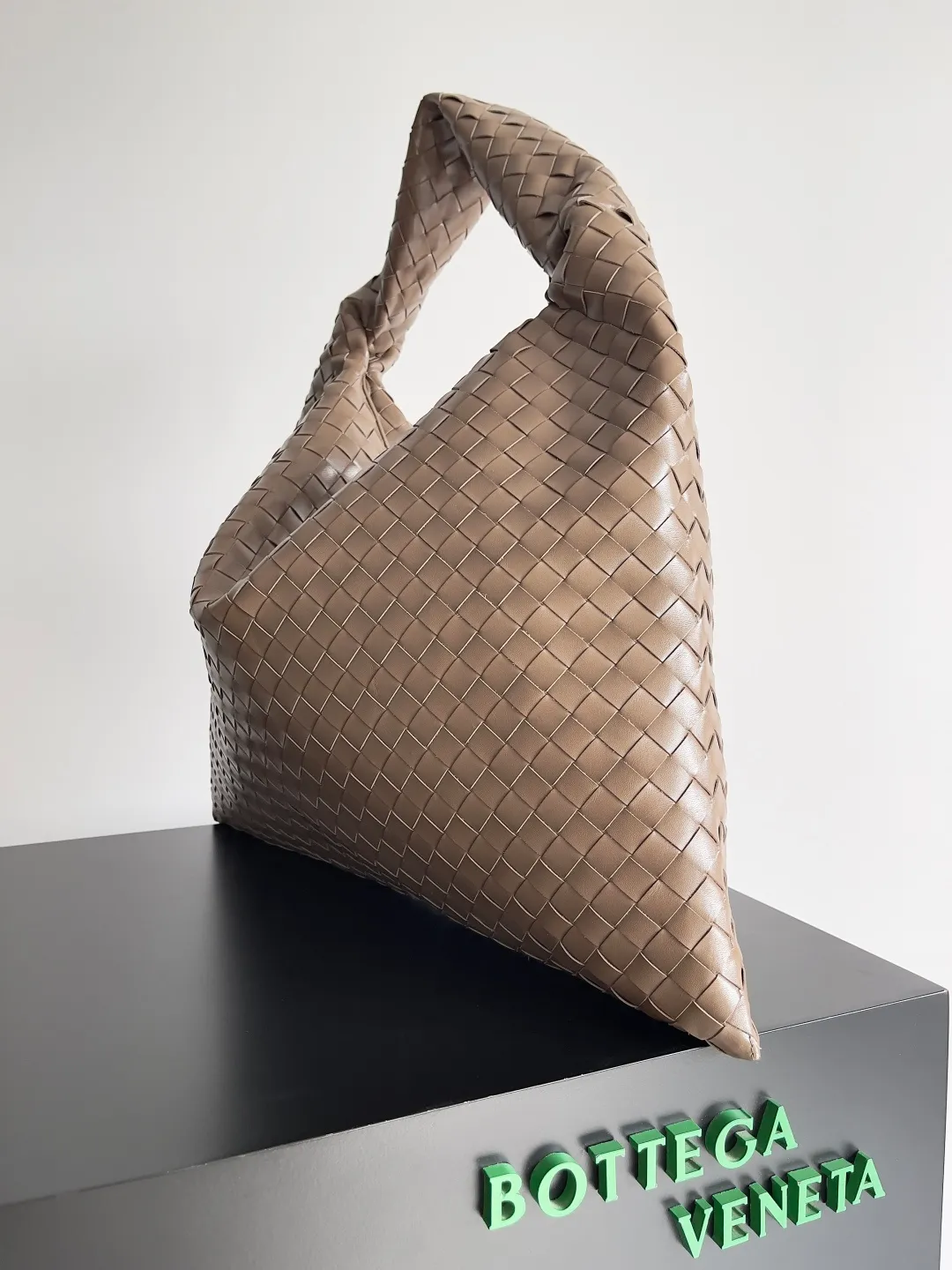 Batch 2160 Recently, I seem to be obsessed with this bag from BV~ The new Hop is really not too beautiful. The whole bag has no seams. The bag body and handles are made of one piece of leather. It embodies the style and essence of Bottega Veneta. It truly represents craftsmanship and creativity. The large size has a very loose and lazy upper body. Big bag lovers will definitely not regret buying it. Style number: 763970 Size: 53*24*13